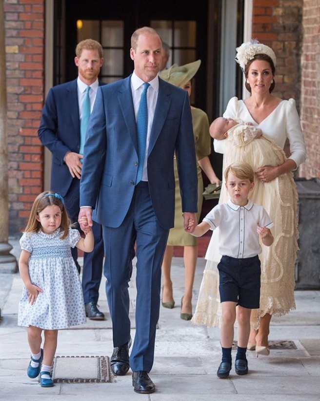 弟思いのシャーロット王女、パパラッチも怖くない！（画像は『Kensington Palace　2018年7月10日付Instagram「The Duke and Duchess of Cambridge, Prince George, Princess Charlotte, and The Duke and Duchess of Sussex arrive for the christening of Prince Louis at the Chapel Royal」（PA）』のスクリーンショット）