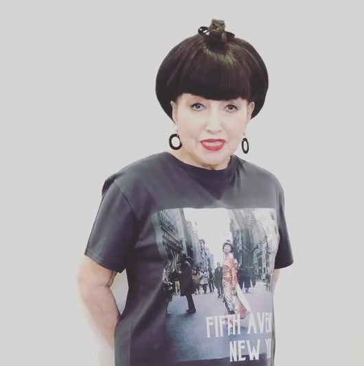 Tシャツ姿の黒柳徹子（画像は『Tetsuko Kuroyanagi　2018年7月26日付Instagram「昨日の番組でも、YOUさんが着てくださってた、私のニューヨークTシャツ。」』のスクリーンショット）