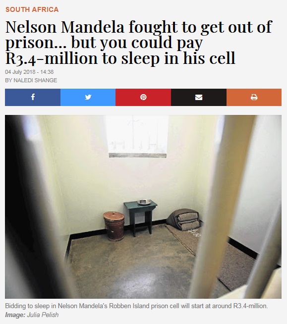 マンデラ氏が過ごした独房（画像は『Times LIVE　2018年7月4日付「Nelson Mandela fought to get out of prison... but you could pay R3.4-million to sleep in his cell」（Image: Julia Pelish）』のスクリーンショット）