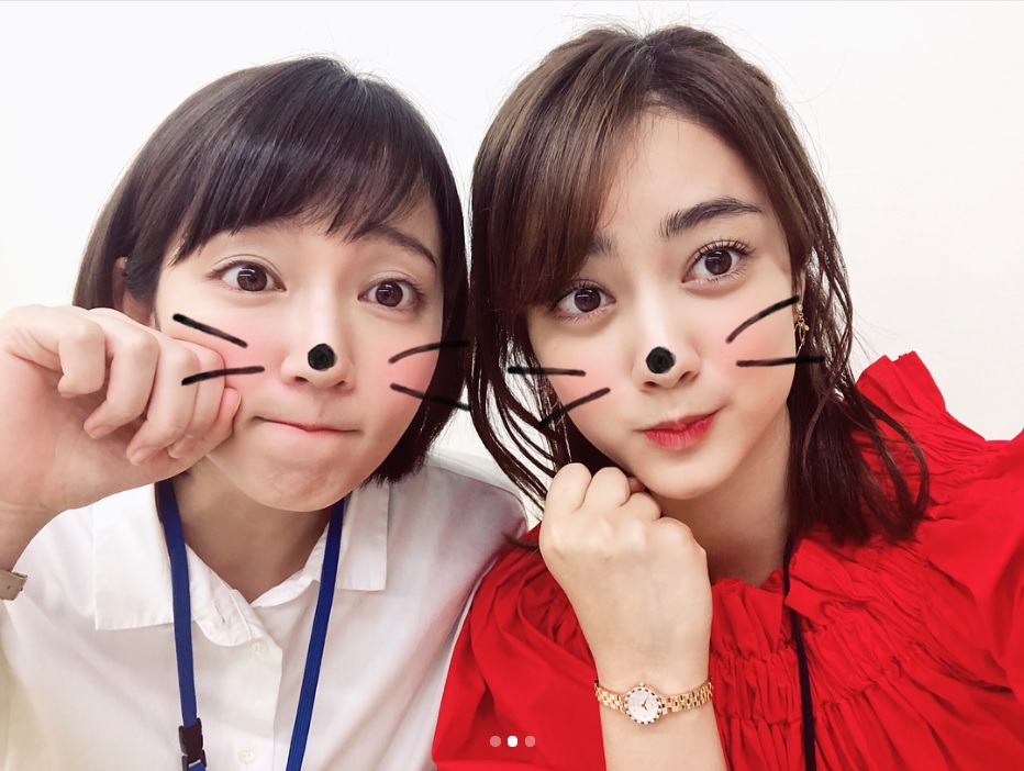 吉岡里帆と谷まりあ（画像は『谷まりあ　2018年7月24日付Instagram「みーーてね 可愛すぎて癒される吉岡さんと」』のスクリーンショット）