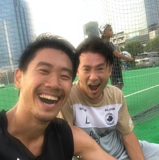 香川真司選手とナオト・インティライミ（画像は『ナオト・インティライミ　2018年7月17日付Instagram「昨日夜会ってて、いろんな話きいて。」』のスクリーンショット）
