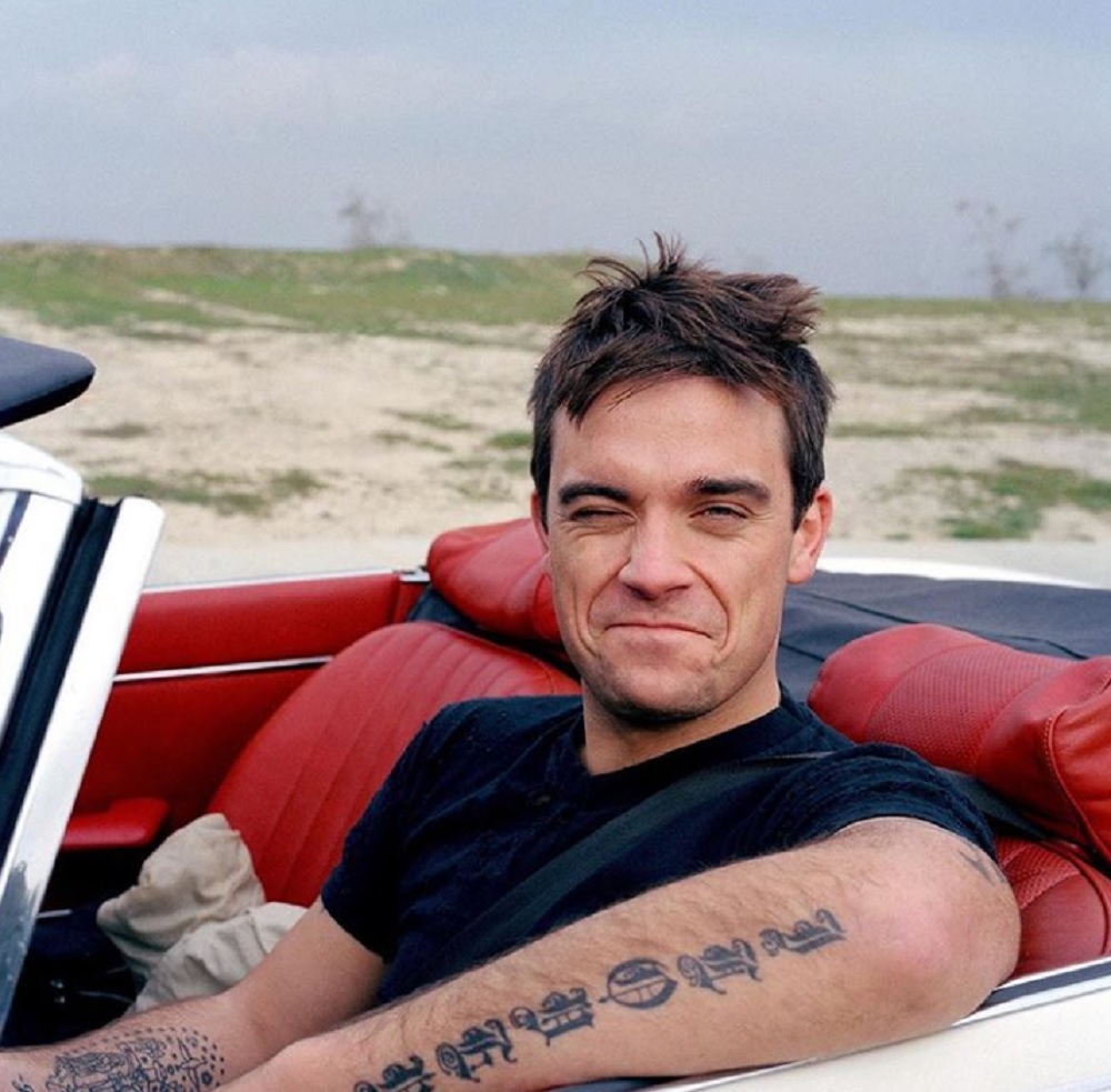 ロビー「精神疾患かもしれない」と自己分析（画像は『Robbie Williams　2018年5月10日付Instagram「Need a ride? ＃TBT」』のスクリーンショット）