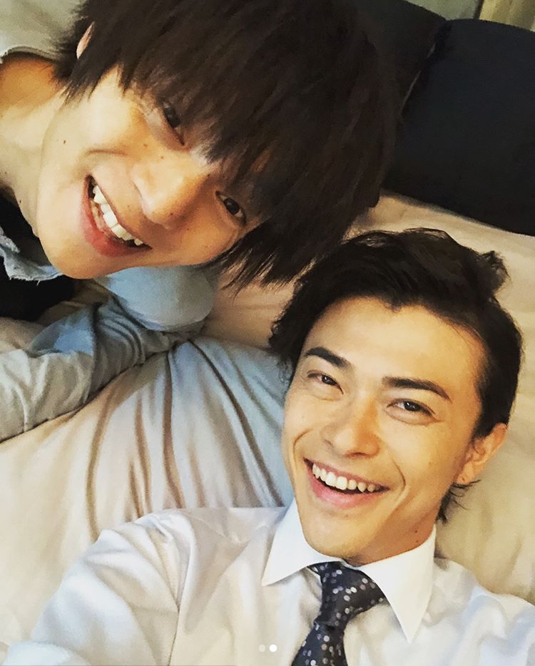 久々に共演する窪田正孝と勝地涼（画像は『勝地涼　2018年7月24日付Instagram「楽しく撮影してます」』のスクリーンショット）