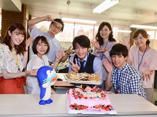 田中圭の誕生日を祝う『ケンカツ』キャスト陣（画像は『【公式】新火9ドラマ「健康で文化的な最低限度の生活」　2018年7月10日付Instagram「本日！田中圭さんバースデー」』のスクリーンショット）