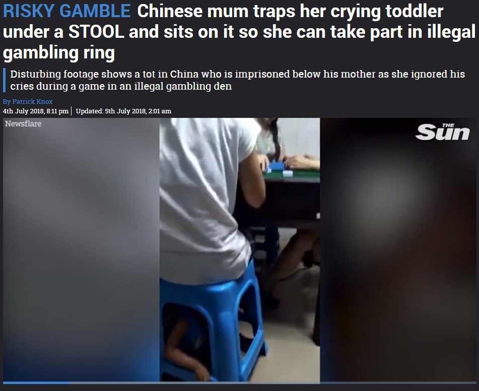 麻雀をする母親の椅子に閉じ込められた幼児（画像は『The Sun　2018年7月5日付「RISKY GAMBLE Chinese mum traps her crying toddler under a STOOL and sits on it so she can take part in illegal gambling ring」（Newsflare）』のスクリーンショット）