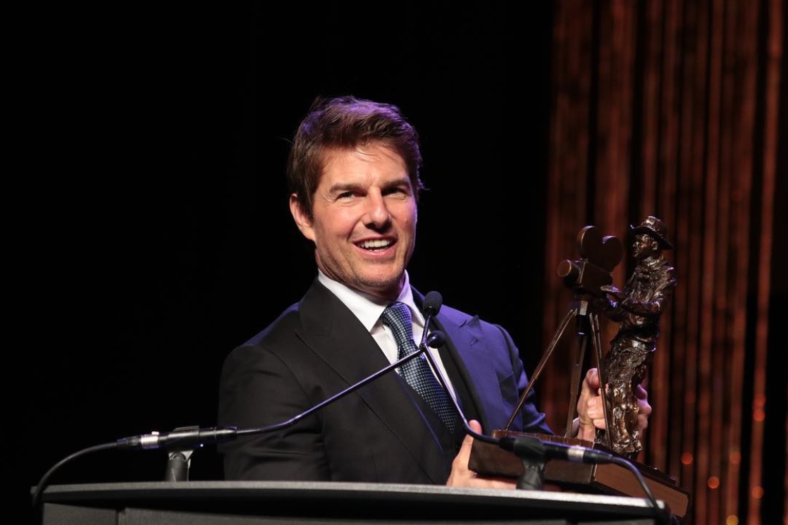 トム「ヴァルはよくやっているよ」（画像は『Tom Cruise　2018年4月27日付Instagram「It was an honor to be recognized at ＃CinemaCon last night with the Pioneer of the Year award by the Will Rogers Motion Picture Pioneers Foundation - an organization that does so much for so many.」』のスクリーンショット）