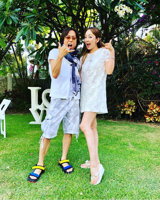 ハワイにてつんく♂と神田うの（画像は『Uno Kanda　2018年7月25日付Instagram「つんくさんとBBQ」』のスクリーンショット）