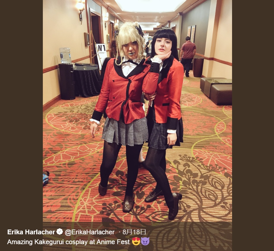 アニメ『賭ケグルイ』のキャラにコスプレした2人（画像は『Erika Harlacher　2018年8月18日付Twitter「Amazing Kakegurui cosplay at Anime Fest」』のスクリーンショット）