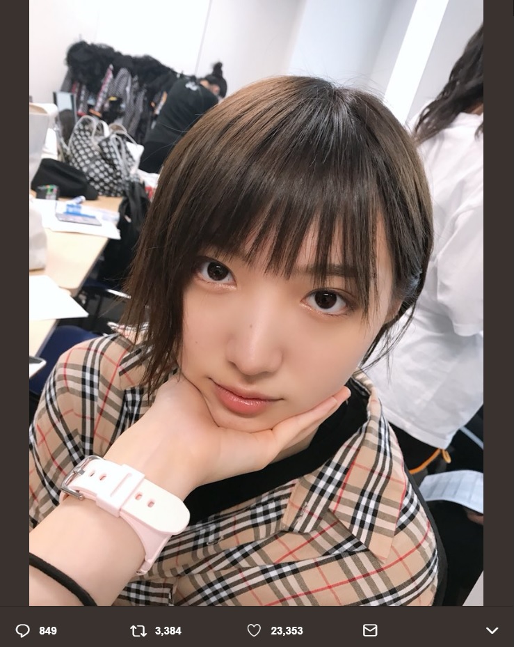 NMB48太田夢莉の“あごのせ”（画像は『山本彩　2018年8月6日付Twitter』のスクリーンショット）