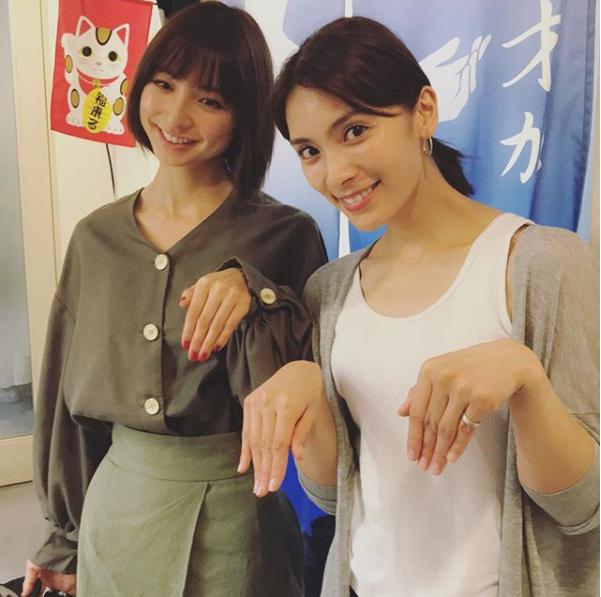 篠田麻里子と秋元才加（画像は『秋元才加　2018年8月23日付Instagram「篠田麻里子ちゃんが観に来てくれましたー」』のスクリーンショット）