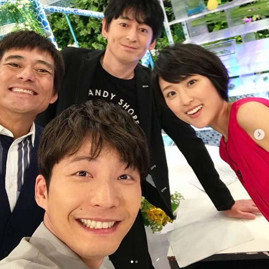 笑顔の『あさイチ』メンバーと星野源（画像は『NHKあさイチ　2018年8月24日付Instagram「おうみです。星野源さんのひと言ひと言…何でこんなに癒やされるんだぁぁぁ」』のスクリーンショット）