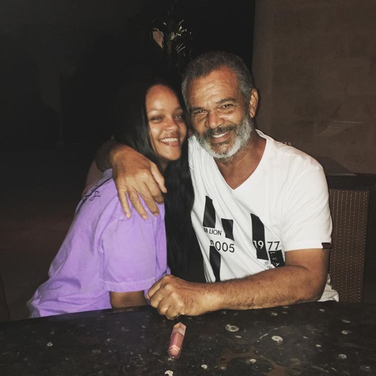 リアーナと父ロナルドさん（画像は『badgalriri　2018年8月28日付Instagram』のスクリーンショット）