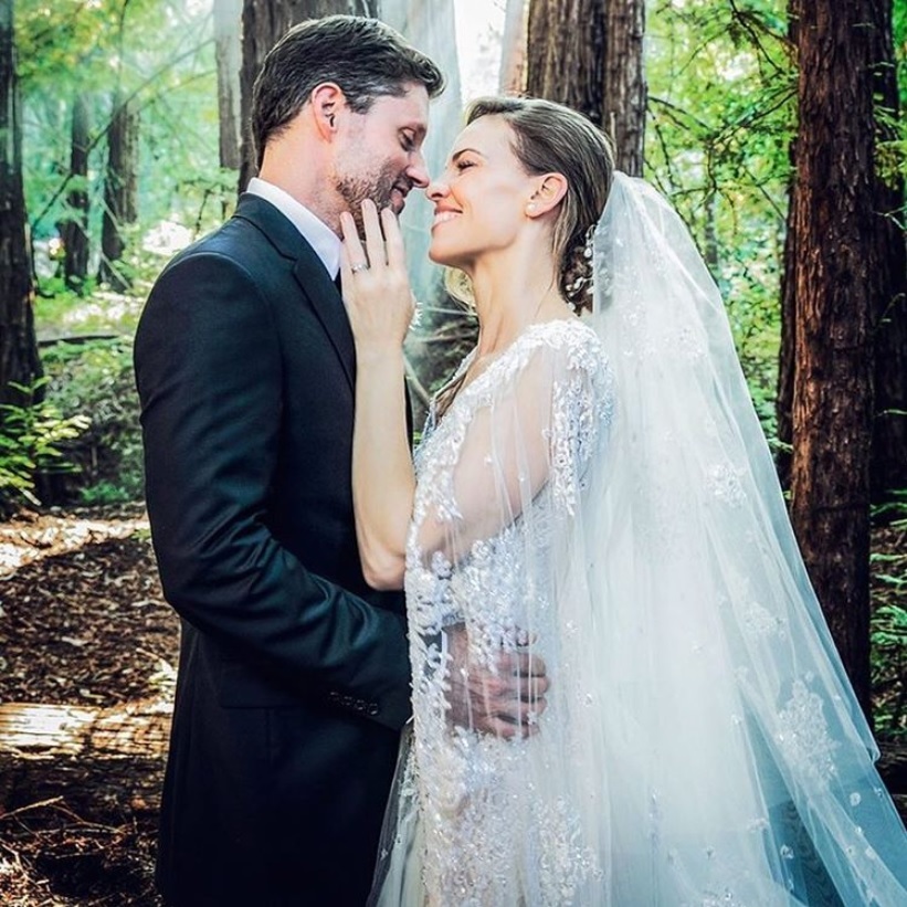 ヒラリー・スワンクが再婚（画像は『BRIDES Magazine　2018年8月22日付Instagram「Congrats are in order, Hilary Swank and Philip Schneider tied the knot!」（Photos via ＠voguemagazine）』のスクリーンショット）