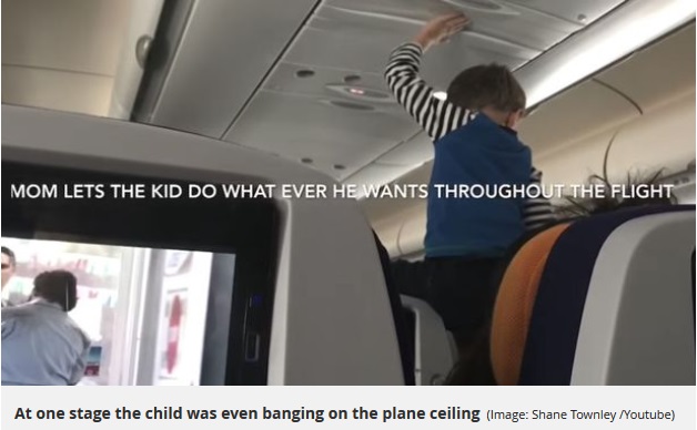 叫び続ける男児に周りの乗客はウンザリ（画像は『Mirror　2018年2月14日付「Passengers forced to endure ‘demonic’ child’s screams for eight hours after he throws mega tantrum on flight」（Image: Shane Townley /Youtube）』のスクリーンショット）