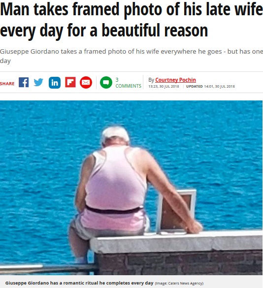 他界した妻の写真を持って毎日ビーチを訪れる男性（画像は『Mirror　2018年7月30日付「Man takes framed photo of his late wife to the beach every day for a beautiful reason」（Image: Caters News Agency）』のスクリーンショット）