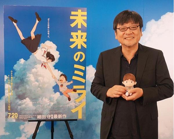 細田守監督と『未来のミライ』のポスター（画像は『スタジオ地図　2018年7月27日付Instagram「＼大ヒット上映中!!／」』のスクリーンショット）