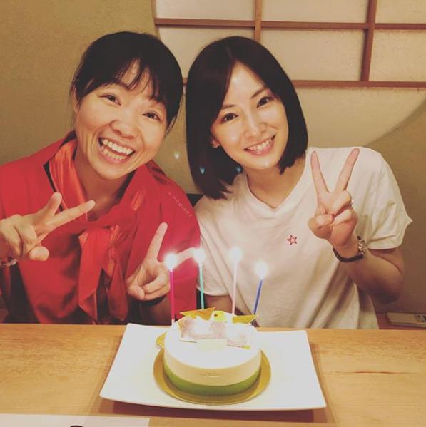 イモトアヤコと北川景子（画像は『イモトアヤコ 公式　2018年8月18日付Instagram「＃ちょいとフライングだけど ＃景子ちゃん ＃お誕生日おめでとう」』のスクリーンショット）