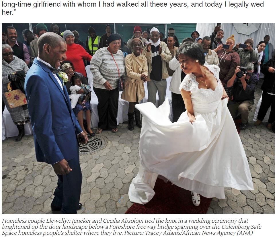 30年連れ添ってようやくゴールイン（画像は『IOL News　2018年8月15日付「WATCH: Homeless couple weds after 30 years thanks to benefactor」（Picture: Tracey Adams/African News Agency（ANA））』のスクリーンショット）