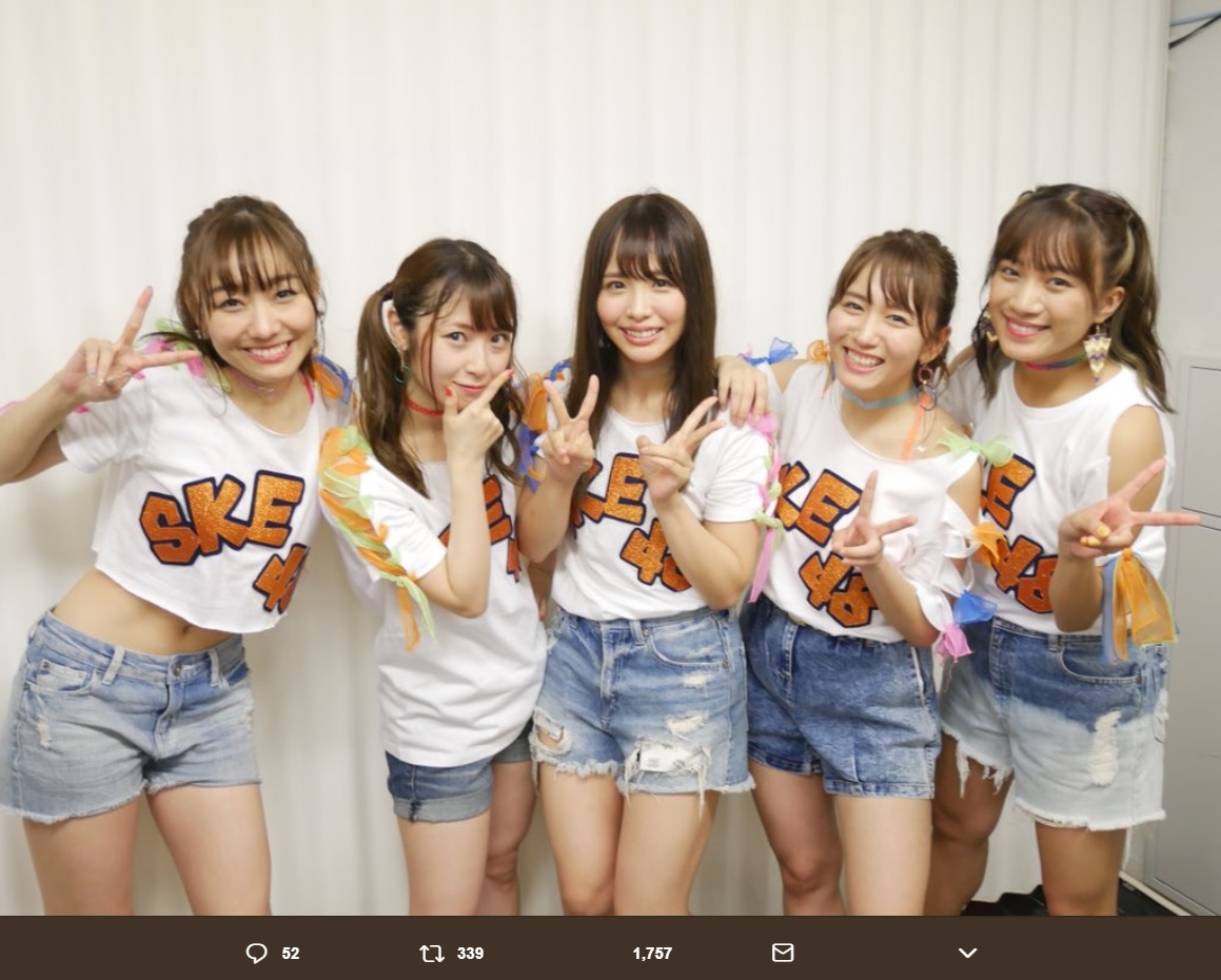 SKE48ユニットがSMAP『BANG！BANG！バカンス！』をパフォーマンス（画像は『松村香織【SKE48】　2018年8月30日付Twitter「ユニット曲は炎上路線となんとBANG! BANG! バカンス!の2曲をやらせていただきました」』のスクリーンショット）