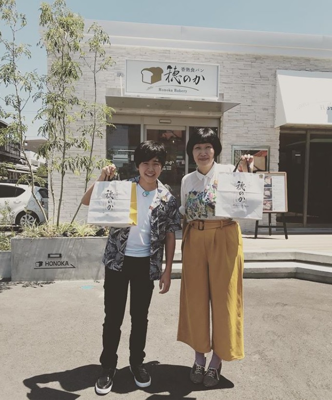 14歳になった鈴木福と川村エミコ（画像は『川村エミコ（たんぽぽ）　2018年8月1日付Instagram「福くんとパンとおかっぱ。。」』のスクリーンショット）