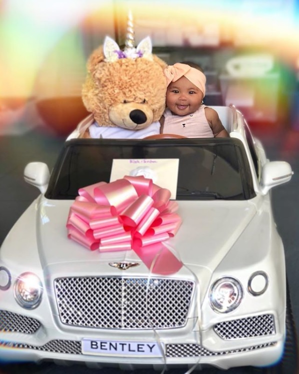 生後4か月になったクロエの愛娘トゥルーちゃん（画像は『Khloé　2018年8月23日付Instagram「I’m not sure what’s cuter, the cute teddy bear driving the Bentley truck or True’s cheeks and smile」』のスクリーンショット）