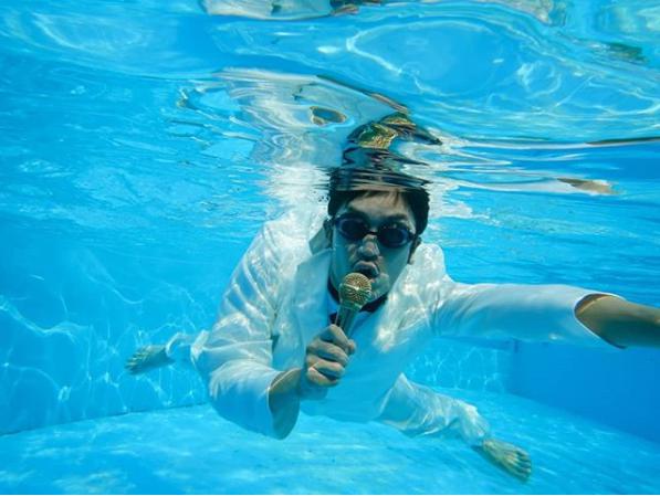 プールに潜るムーディ勝山（画像は『ムーディ勝山　2018年8月16日付Instagram「ニルヴァーナのジャケット」』のスクリーンショット）