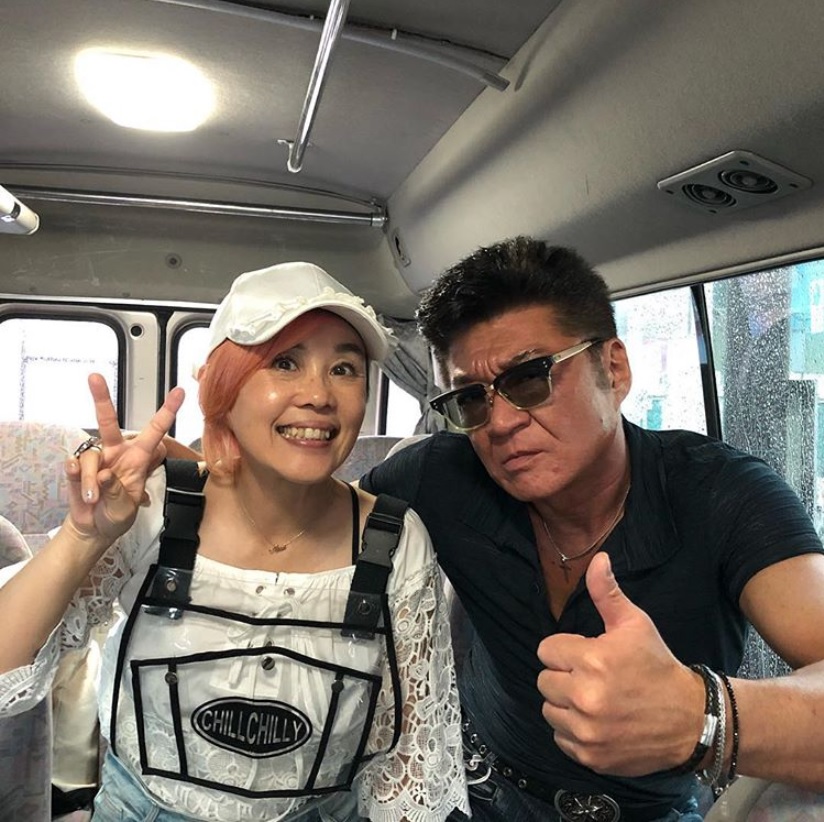 “クラスメート”だった野沢直子と小沢仁志（画像は『naoko nozawa　2018年8月8日付Instagram「こんな二人でロケしました」』のスクリーンショット）