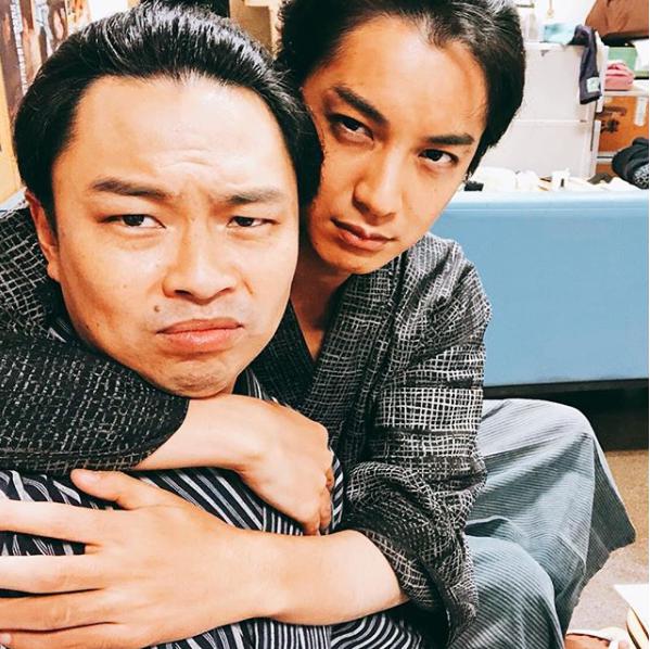 浜野謙太と大野拓朗（画像は『大野拓朗　2018年8月19日付Instagram「伊藤さぁはおいが守りもす」』のスクリーンショット）
