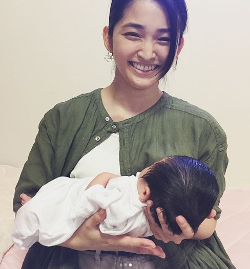 甥っ子と初対面での岡本玲（画像は『岡本玲　2018年8月6日付Instagram「私、叔母さんになりました」』のスクリーンショット）