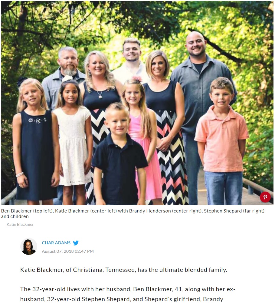 元夫とその恋人、現夫とともに同居し子育てをする女性（中央左）（画像は『PEOPLE.com　2018年8月7日付「Mom Lives with Husband, Ex-Husband and Ex’s Girlfriend to Co-Parent 6 Kids: ‘It Works for Us!’」（Katie Blackmer）』のスクリーンショット）