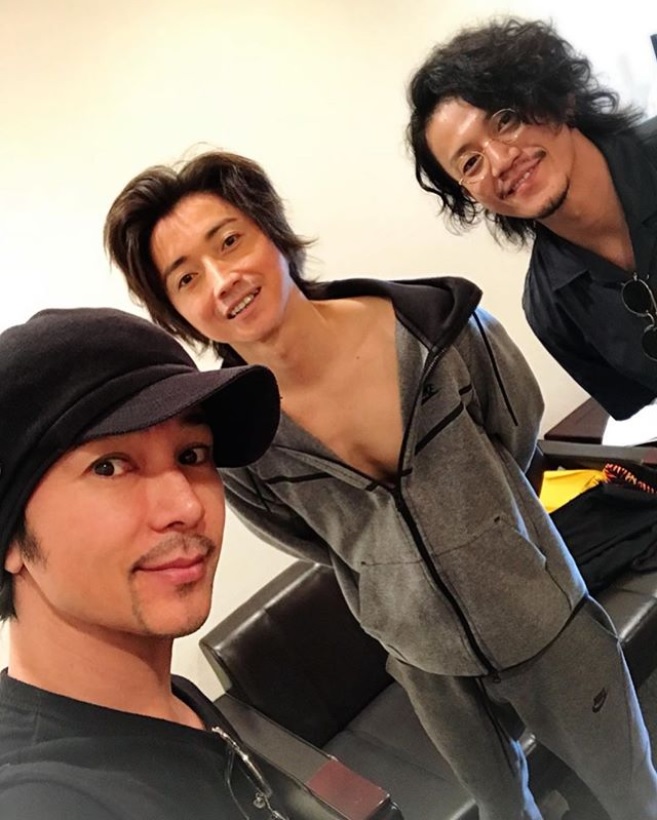 舞台『レインマン』の楽屋にて（画像は『武田真治 Shinji Takeda official　2018年8月3日付Instagram「2018.8.2.舞台『レインマン』素晴らしかった！」』のスクリーンショット）