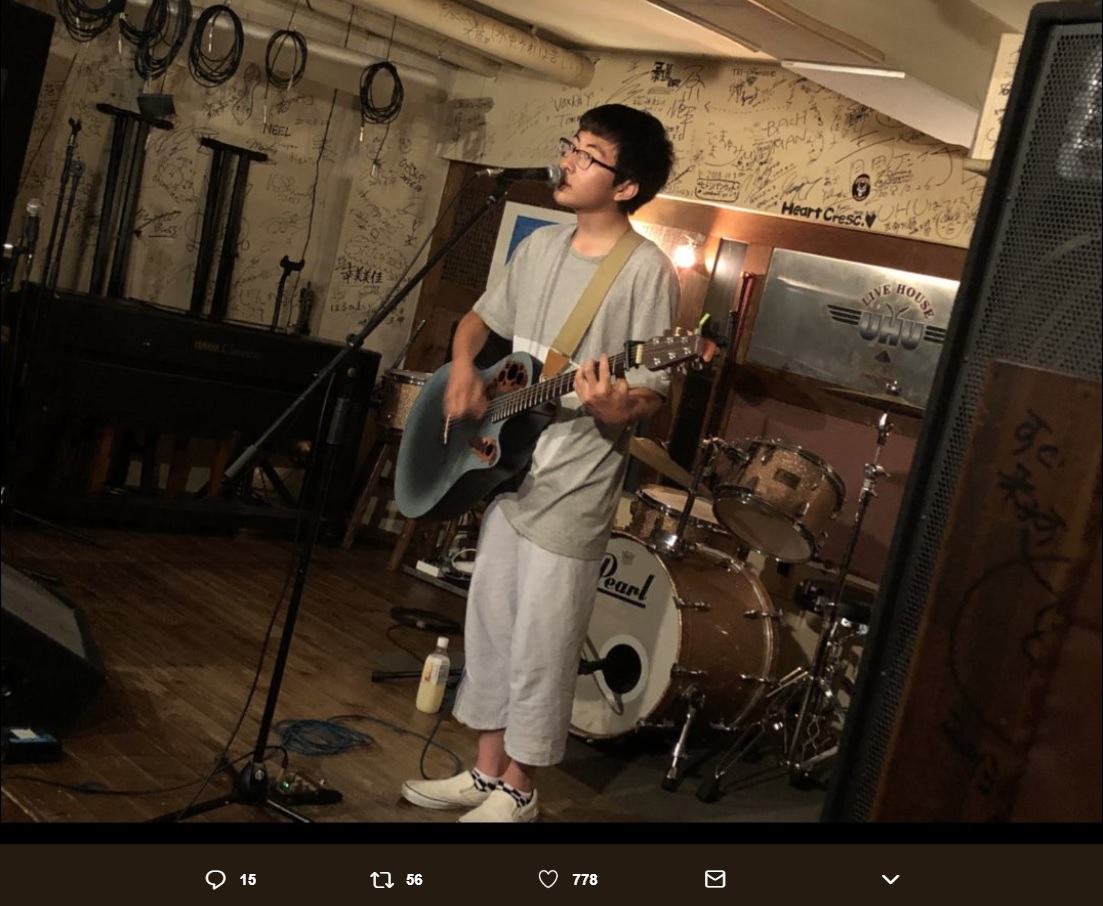 ライブで歌う崎山蒼志（画像は『崎山蒼志　2018年7月15日付Twitter「本日は静岡UHUでライブでした。」』のスクリーンショット）