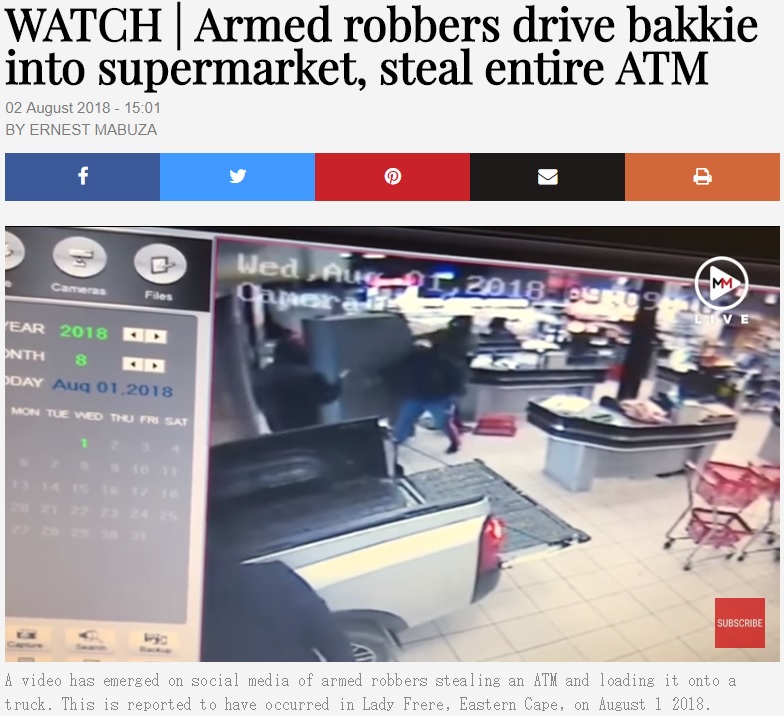 ATMごと奪う強盗の一部始終が監視カメラに（画像は『Times LIVE　2018年8月2日付「WATCH｜Armed robbers drive bakkie into supermarket, steal entire ATM」』のスクリーンショット）