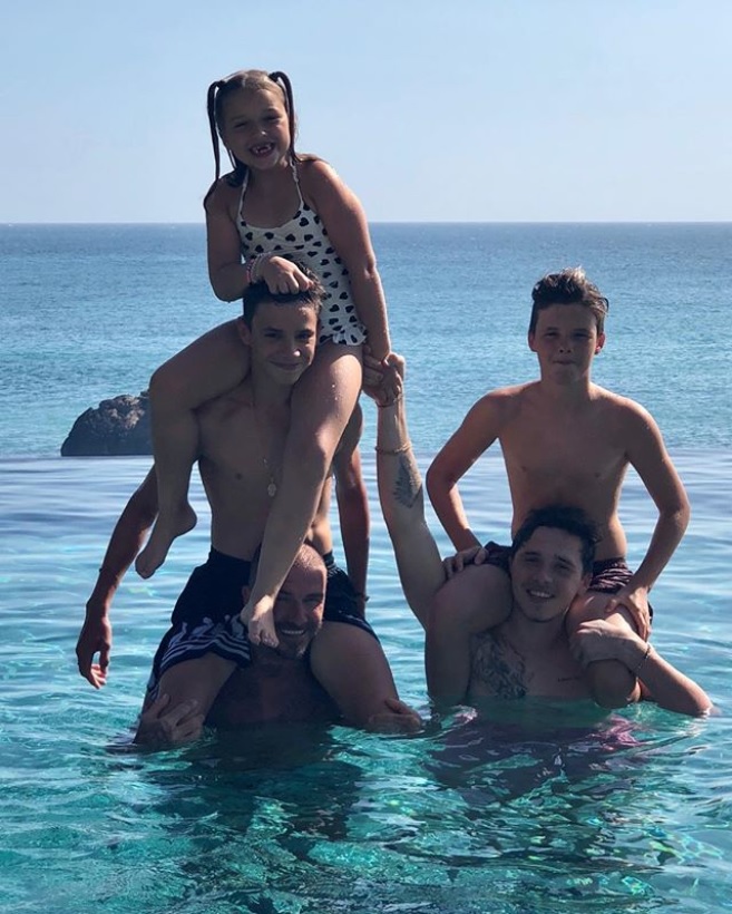 バリ島でのデヴィッド＆4人の子供達（画像は『Victoria Beckham　2018年8月16日付Instagram「Love my babies kisses from us all x VB」』のスクリーンショット）