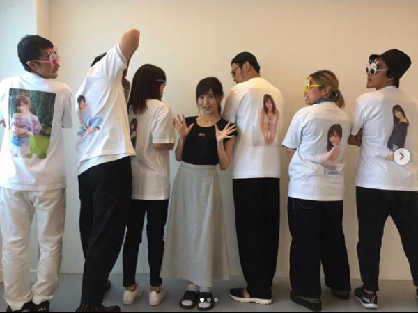 山本彩と彼女が表紙を飾った『smart』のTシャツを着たスタッフたち（画像は『山本彩　2018年8月2日付Instagram「ツアー初日の次の日 smartさんの撮影でした!!」』のスクリーンショット）