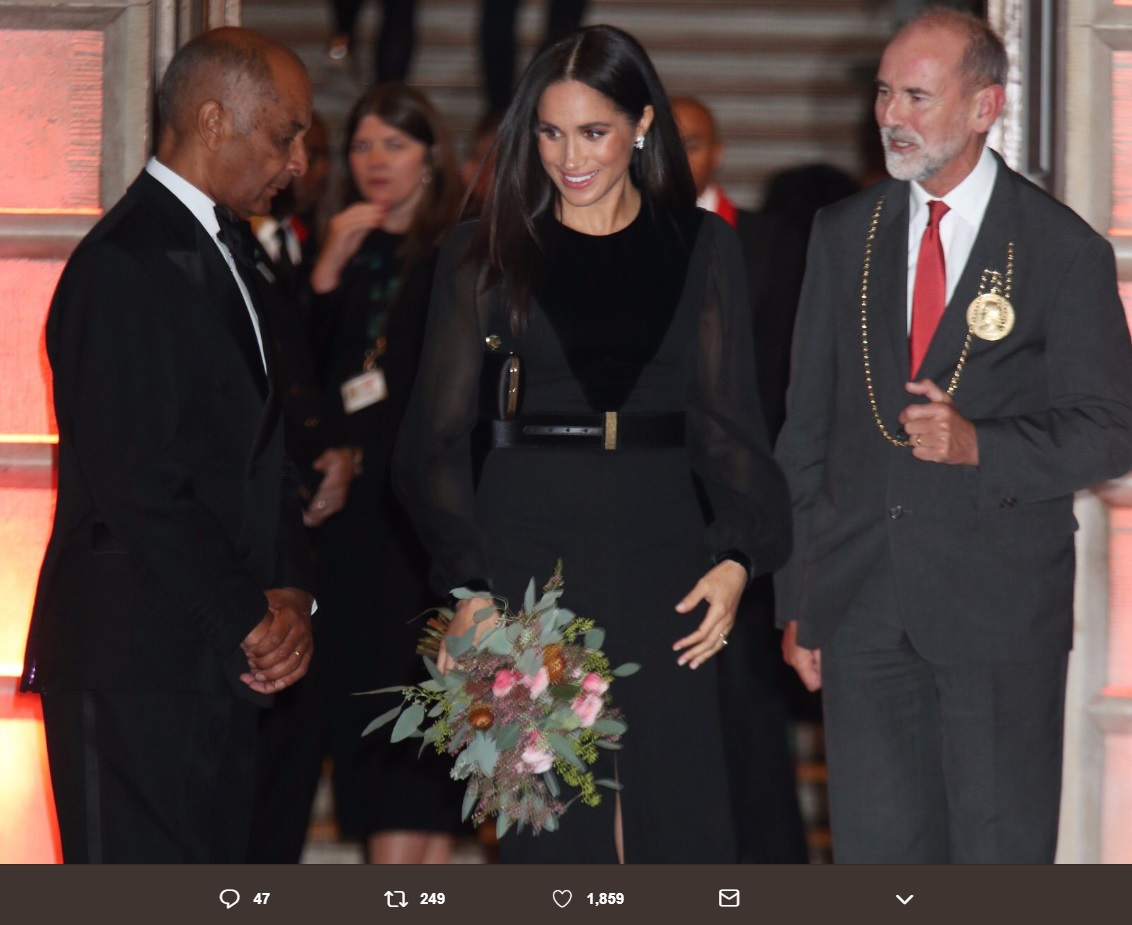 メーガン妃、この日のコーデは概ね好評（画像は『Kensington Palace　2018年9月25日付Twitter「The Duke and Duchess of Sussex’s official visit to Australia, Fiji, the Kingdom of Tonga, ＆ New Zealand next month focuses on youth leadership, environmental ＆ conservation efforts.」』のスクリーンショット）