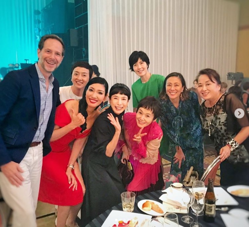 アンミカ「同じテーブルの尊敬する先輩達と」（画像は『Mika Ahn　2018年9月1日付Instagram「ピーターさんの芸能50周年パーティへ」』のスクリーンショット）