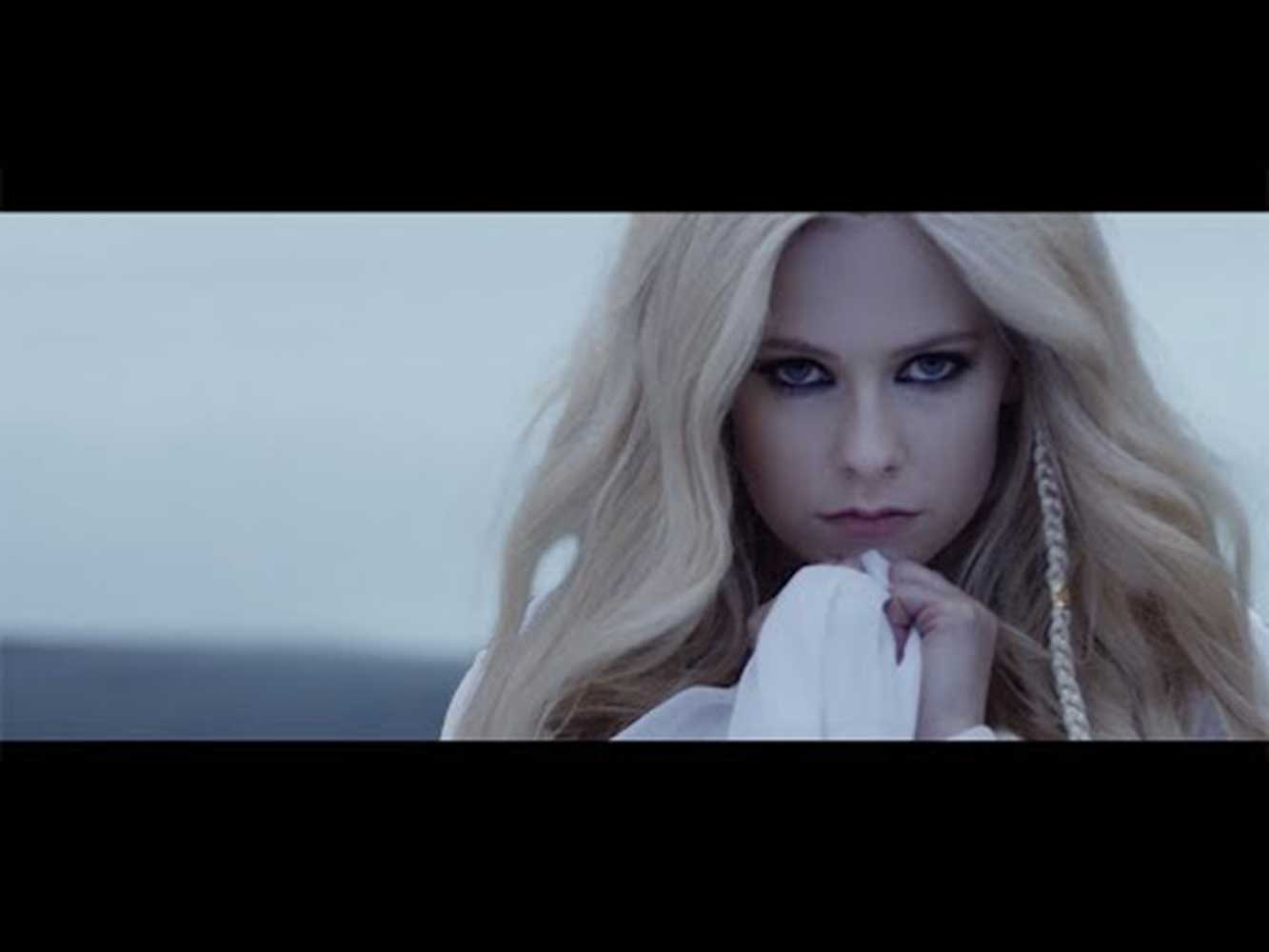 アヴリルの新曲『Head Above Water』（画像は『Avril Lavigne　2018年9月27日公開 YouTube「Avril Lavigne - Head Above Water（Official Video）」』のサムネイル）