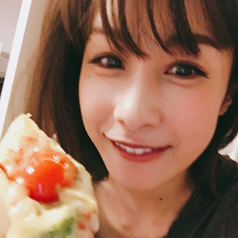 「ブレてもかわいい」の声も（画像は『加藤綾子　2018年9月18日付Instagram「今夜は絶対ピザって決めたんです」』のスクリーンショット）