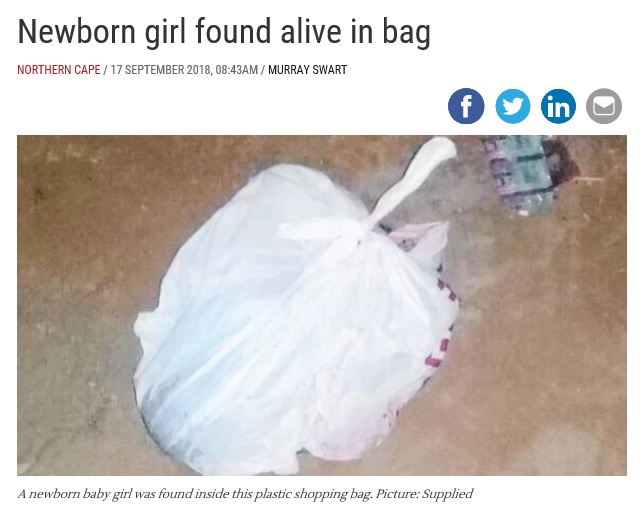 レジ袋の中で生存していた赤ちゃん（画像は『IOL News　2018年9月17日付「Newborn girl found alive in bag」』のスクリーンショット）