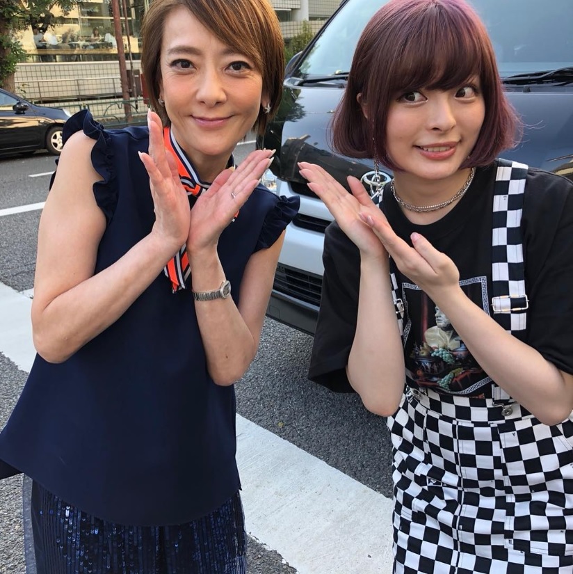 「私の22こ下。親子だ」と西川史子（画像は『西川史子　2018年9月6日付Instagram「きゃりーちゃんとロケでした。」』のスクリーンショット）
