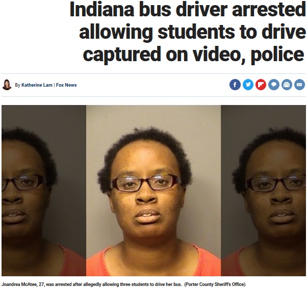 27歳スクールバス運転手、児童にバスを運転させる（画像は『Fox News　2018年9月23日付「Indiana bus driver arrested after allowing students to drive bus captured on video, police say」（Porter County Sheriff’s Office）』のスクリーンショット）