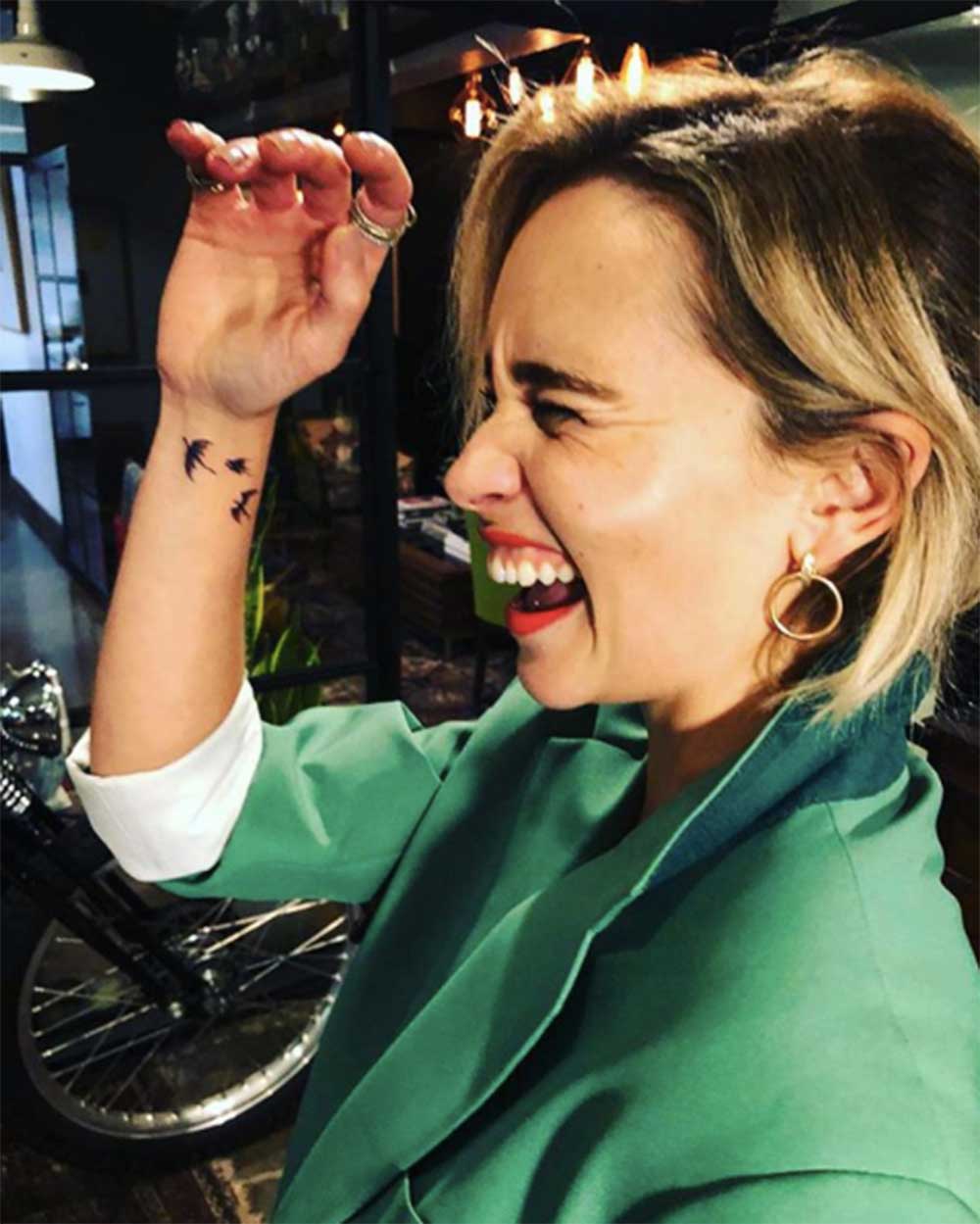 手首のドラゴン・タトゥーを披露したエミリア・クラーク（画像は『emilia_clarke　2018年9月19日付Instagram「MOD 4 LYFE!!!!」』のスクリーンショット）
