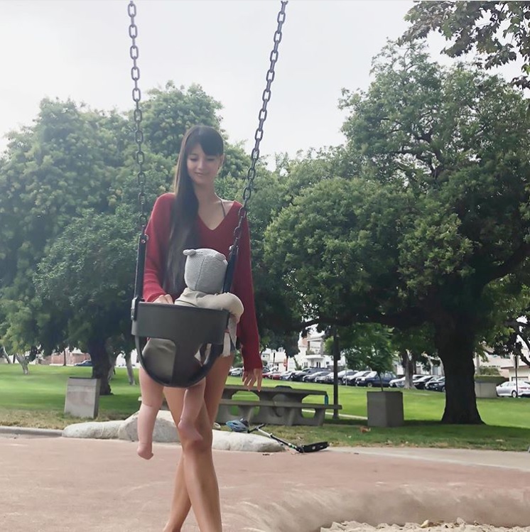 吉川ひなの、圧巻の美スタイル（画像は『HINANO　2018年9月29日付Instagram「公園 今日はちょっと寒い」』のスクリーンショット）