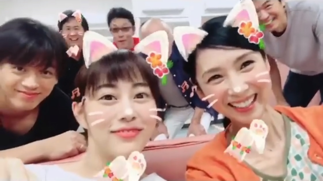 チームワーク抜群の『過保護のカホコ』キャスト達（画像は『Hitomi Kuroki　2018年9月9日付Instagram「こんなのはじめて～～」』のスクリーンショット）