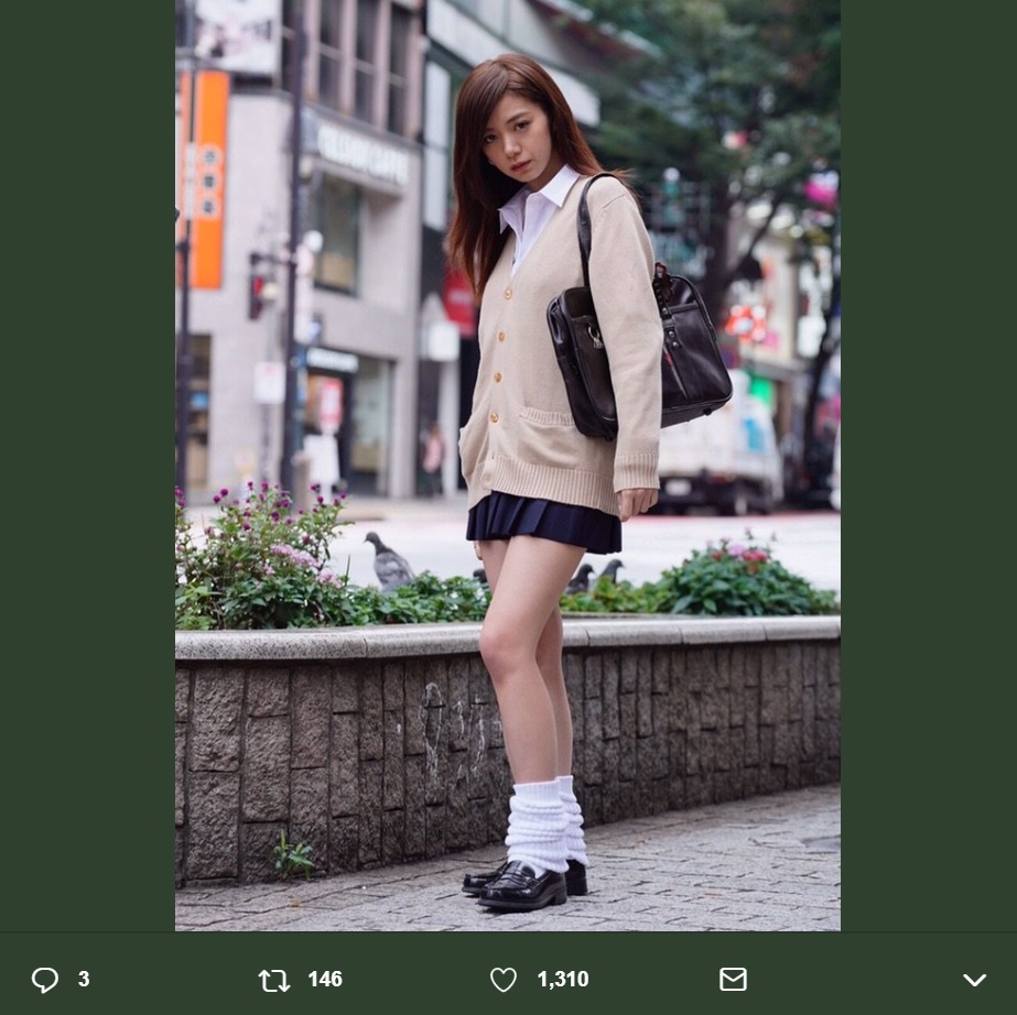 コギャル風ファッションの池田エライザ（画像は『大根仁　2018年8月31日付Twitter「長崎の皆さん！映画「SUNNY強い気持ち・強い愛」が今日から公開ですよ！」』のスクリーンショット）