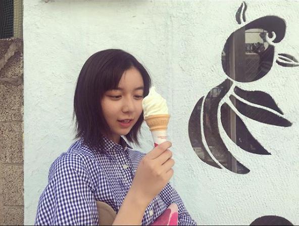 ソフトクリームを食べるみゆき役の上白石萌歌（画像は『上白石萌歌　2018年9月5日付Instagram「食す、みゆき」』のスクリーンショット）