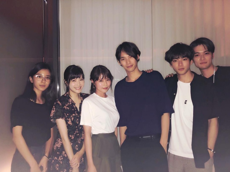 『ストロボ・エッジ』キャスト達と有村架純（画像は『kasumi arimura 有村架純　2018年7月27日付Instagram「ストロボ・エッジから4年ぶりに。」』のスクリーンショット）