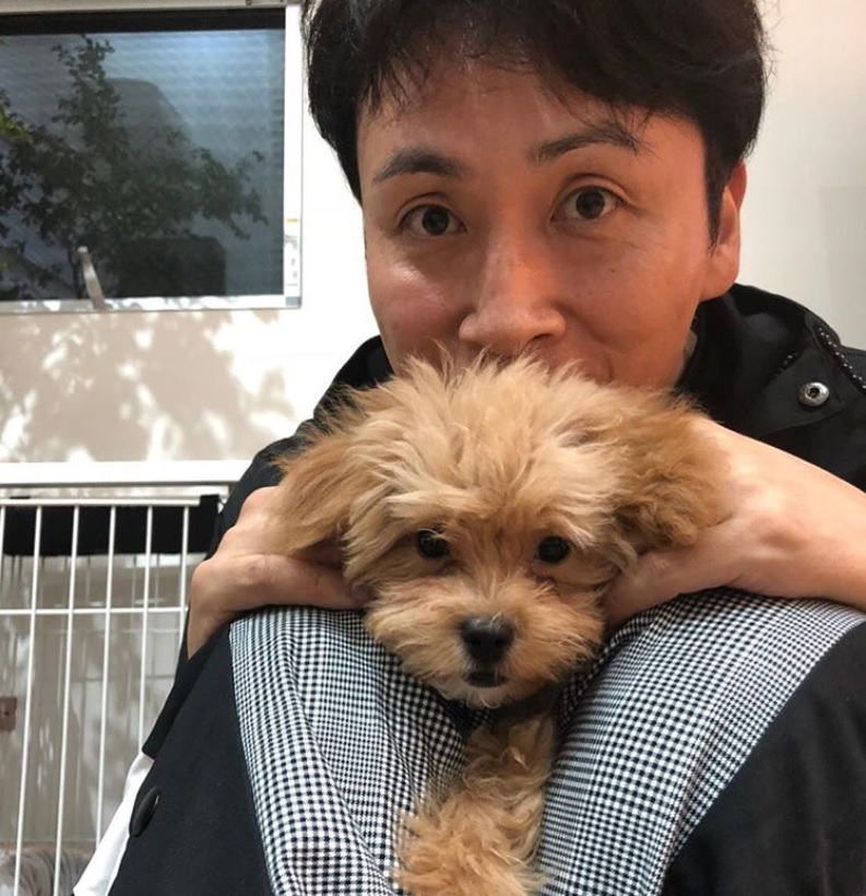 マルプーのネネちゃんと児嶋一哉（画像は『児嶋一哉　2018年9月15日付Instagram「動物嫌いの私が犬を飼う事になった。」』のスクリーンショット）