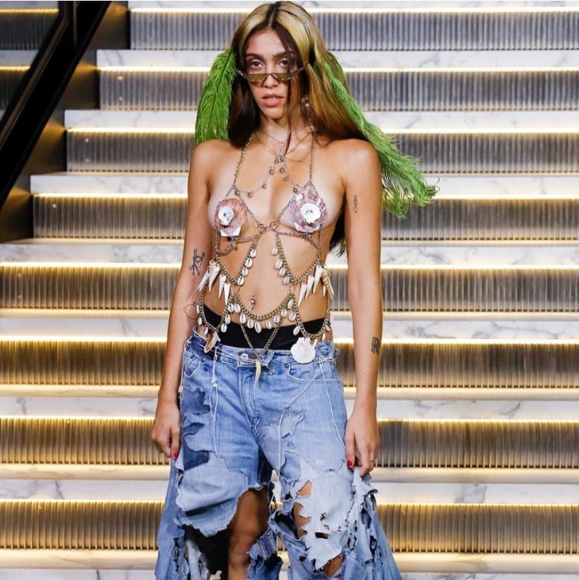 NYファッションウィークのランウェイに登場したローデス・レオン（画像は『Lourdes Leon　2018年9月12日付Instagram「＃runway」』のスクリーンショット）